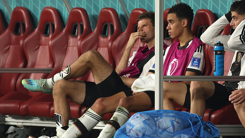 Frustschieber auf der Bank bei der 1:2-Pleite gegen Japan: Thomas Müller (l.) und Jamal Musiala Frustschieber auf der Bank bei der 1:2-Pleite gegen Japan: Thomas Müller (l.) und Jamal Musiala