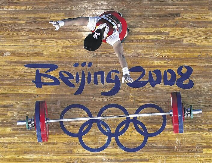 Xenxia Chen, die erste Olympiasiegerin dieser Spiele, nach ihrem entscheidenden Heber.