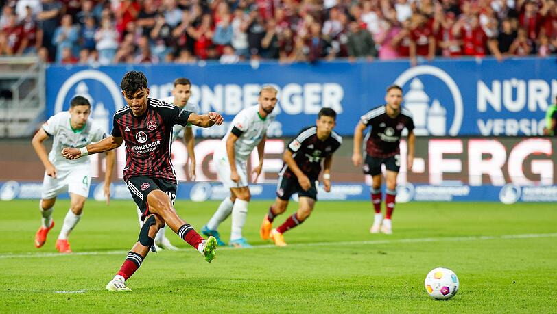 Nürnbergs Can Yilmaz Uzun verwandelt einen Foulelfmeter nach Videobeweis zum 1:1-Ausgleich.