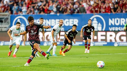 Nürnbergs Can Yilmaz Uzun verwandelt einen Foulelfmeter nach Videobeweis zum 1:1-Ausgleich.