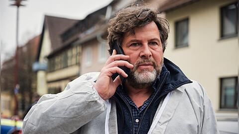 "Tatort: Der Reini": Friedemann Berg (Hans-Jochen Wagner) erhält eine private Nachricht, die ihn völlig aus der Fassung bringt.