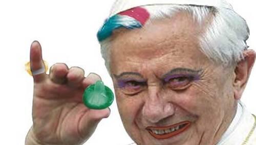 Der Papst mal ganz anders: Geschminkt, mit gefärbter Haarpracht und Kondomen.