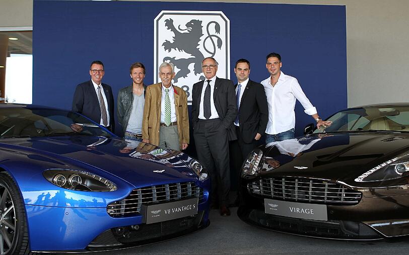 Gruppenbild mit Autos: Funktionäre, Chefs und Spieler mit Autos des neuen Sponsors.