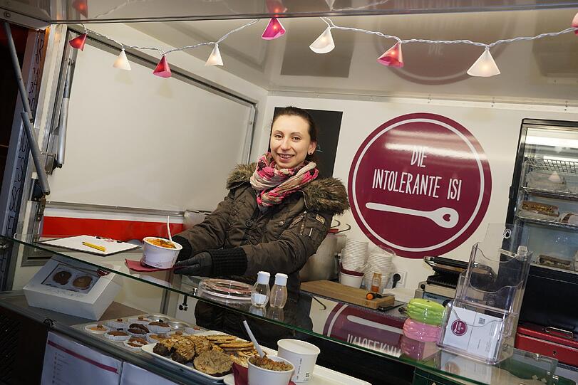 Isabella Hener bietet im FoodTruck &bdquo;Intolerante Isi&ldquo; an unterschiedlichen Plätzen Süßes und Gesundes an.