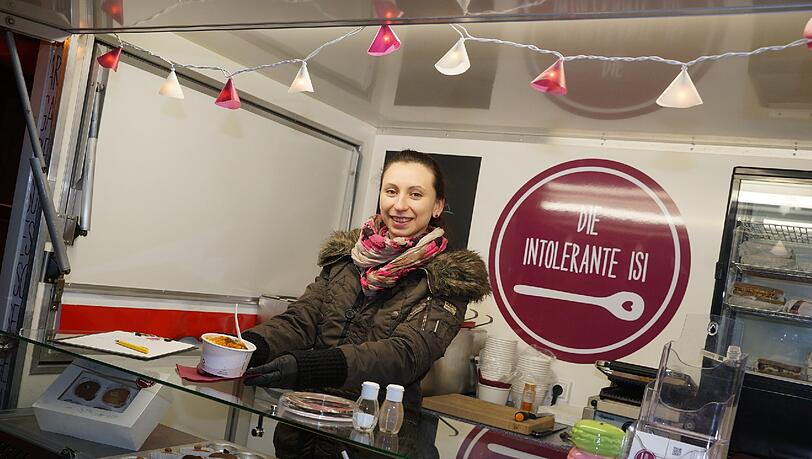 Isabella Hener bietet im FoodTruck „Intolerante Isi“ an unterschiedlichen Plätzen Süßes und Gesundes an. Isabella Hener bietet im FoodTruck „Intolerante Isi“ an unterschiedlichen Plätzen Süßes und Gesundes an.