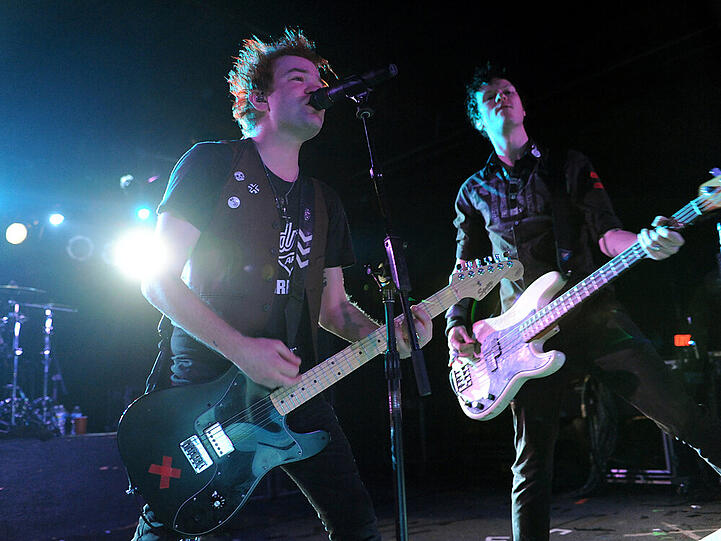Sum 41 bei einem Auftritt im Jahr 2012 - bald wollen die Punks wieder auf der Bühne stehen