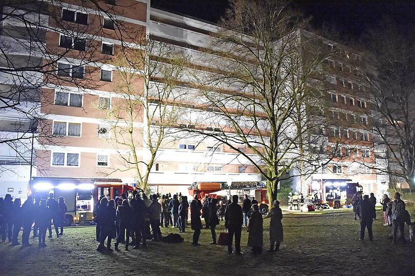In einem neungeschossigen Wohnblock im Stadtteil Forstenried musste die Feuerwehr in der Nacht einen ausgedehnten Kellerbrand löschen. Ein Mann
erlitt eine Rauchgasvergiftung und wurde zur Behandlung in ein Krankenhaus gebracht.