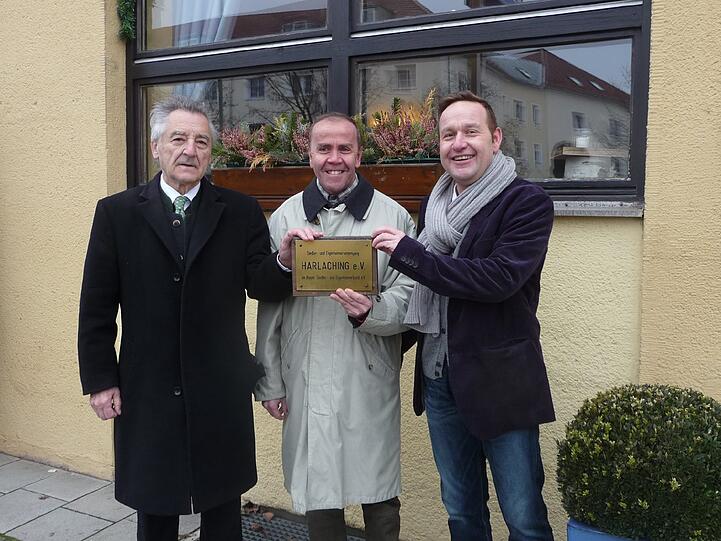 Dr. Reinhold Babor (CSU), Robert M. Franck und Michael Sporrer (SPD) beim Fototermin in der Gartenstadt.