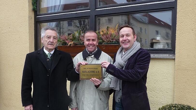 Dr. Reinhold Babor (CSU), Robert M. Franck und Michael Sporrer (SPD) beim Fototermin in der Gartenstadt. Dr. Reinhold Babor (CSU), Robert M. Franck und Michael Sporrer (SPD) beim Fototermin in der Gartenstadt.