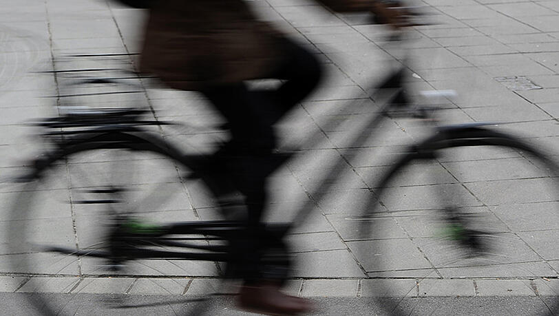 Offenbar war die Frau zu betrunken, um unfallfrei Fahrradfahren zu können. Offenbar war die Frau zu betrunken, um unfallfrei Fahrradfahren zu können.