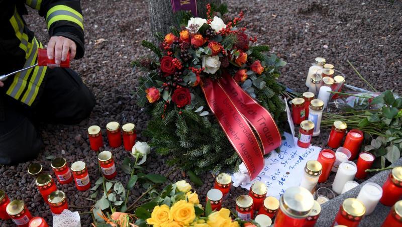 Am Königsplatz zündet ein Feuerwehrmann eine Kerze an. Am Königsplatz zündet ein Feuerwehrmann eine Kerze an.