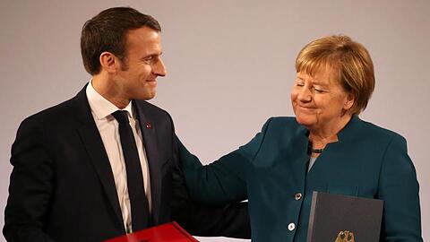 Emmanuel Macron und Angela Merkel haben den Vertrag unterzeichnet.