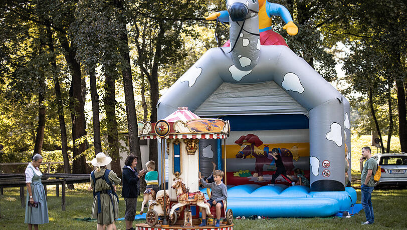 Im Kinderland der Galopprennbahn München finden allerlei Aktivitäten statt, die Kindern Sommerferien versüßen. Im Kinderland der Galopprennbahn München finden allerlei Aktivitäten statt, die Kindern Sommerferien versüßen.