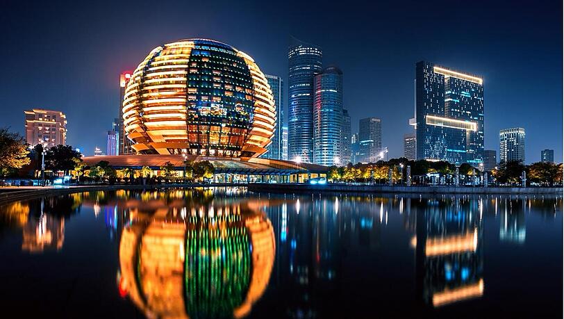 Die moderne Stadt Hangzhou im Abendlicht.