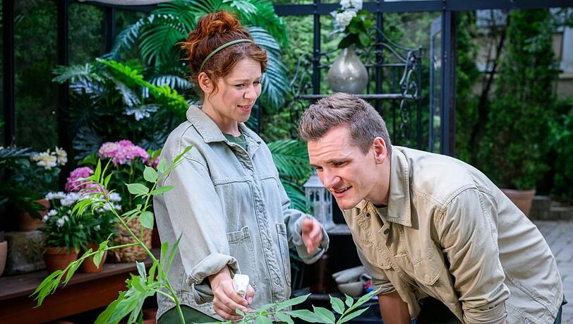 "Sturm der Liebe": Fanny (l.) freut sich, dass Marlon ihren Pflanzen-Spleen ernst nimmt.
