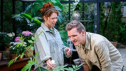 "Sturm der Liebe": Fanny (l.) freut sich, dass Marlon ihren Pflanzen-Spleen ernst nimmt.