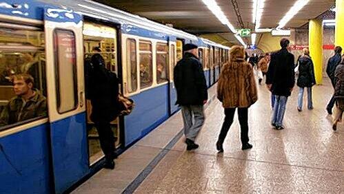 Im U-Bahnhof drehte eine Mann durch, entblößte sich und verletzte einen Kontrolleur Im U-Bahnhof drehte eine Mann durch, entblößte sich und verletzte einen Kontrolleur