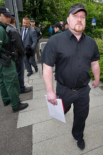 Neonazi Martin Wiese kommt in Begleitung seines Rechtsanwaltes Frank Miksch (dahinter) zum Amtsgericht.