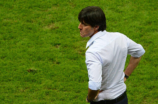 BUNDESTRAINER JOGI LÖW: Bis zum Italien-Spiel auf Note 1+, vor dem Halbfinale verzockte er sich (Kroos/Özil, Gomez statt Klose, Podolski statt Reus) und richtete sich zu sehr nach den Italienern um Pirlo. Sein Know-how steht außer Frage, seine Beliebtheit ist ungebrochen. Das Lehrgeld ist bezahlt. Er hat es verdient, bei der WM 2014 einen neuen Titel-Anlauf zu starten.  Note 2-