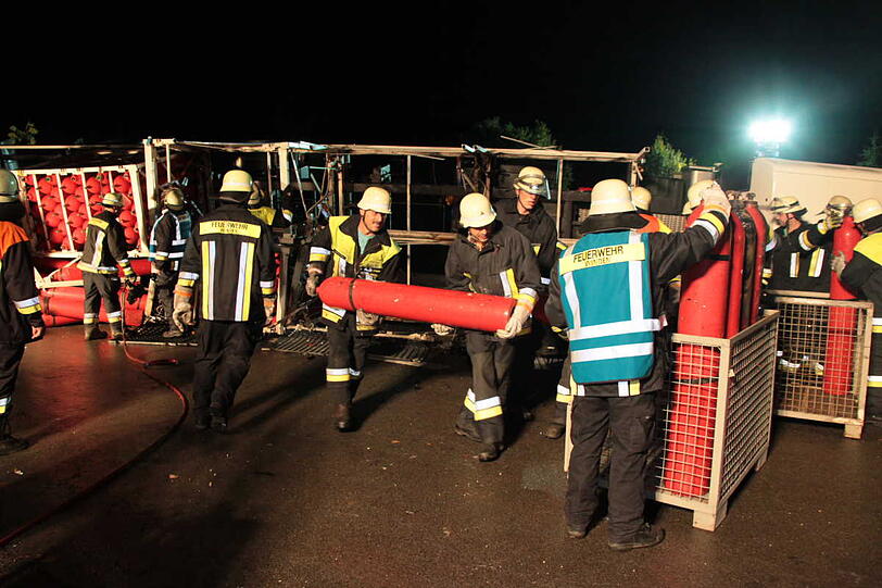 Auf der B 12 kippt ein Laster, der mit Wasserstoff-Flaschen beladen ist. Die enthalten noch Restgas und müssen erst entleert werden. Aus Sicherheitsgründen werden drei Gebäude in der näheren Umgebung evakuiert, drei Personen kommen leicht verletzt ins Krankenhaus.