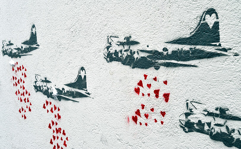 Make Love not War: Gegen dieses Herzerl-Bombardement an einer Hauswand gibt es wohl kaum Einwände.