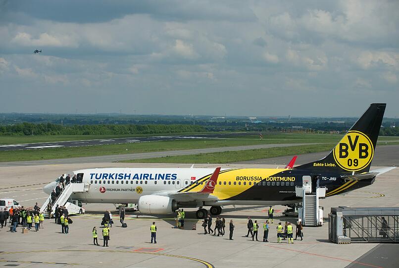 Auch der BVB ist nach London abgeflogen: Am Flughafen hatten die Dortmunder die Spielerfrauen dabei. Die Bilder.
