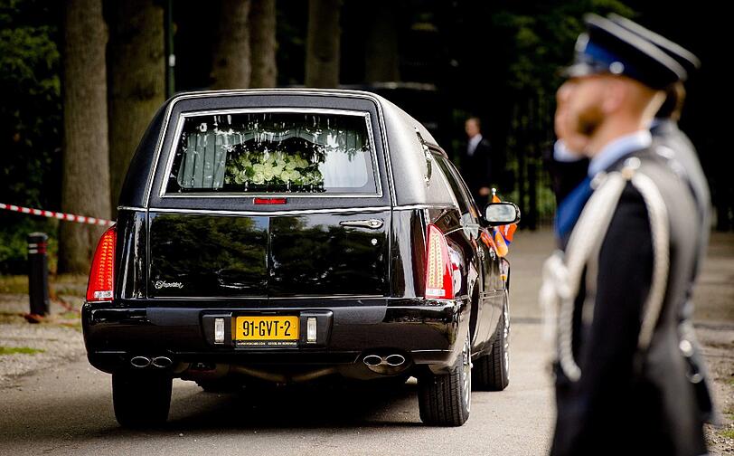Bereits Freitag Morgen erreichte der Wagen mit dem Sarg den Friedhof in In Lage Vuursche.