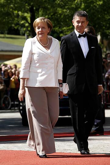 Geburtstag: Angela Merkel wird 60 Jahre alt! Hier gibt's die kultigsten Merkel-Fotos zum Durchklicken...