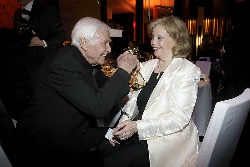 2010: Blacky Fuchsberger und seine Ehefrau Gundel freuen sich über die Goldene Kamera für das Lebenswerk.