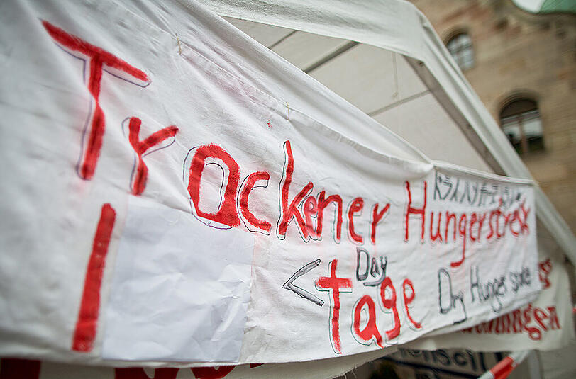 Bilder aus dem Nürnberger Protestcamp, in dem eine Flüchtlingsgruppe seit Montag einen trockener Hungerstreik vollzieht. Einige mussten schon in eine Klinik eingeliefert werden.