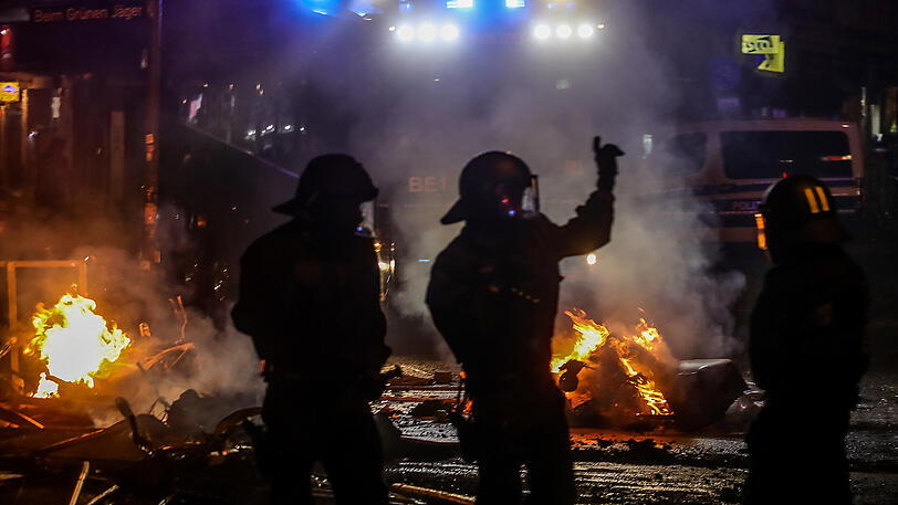 Polizisten stehen nach Ausschreitungen während des G20 Gipfels am Schulterblatt im Hamburger Schanzenviertel.