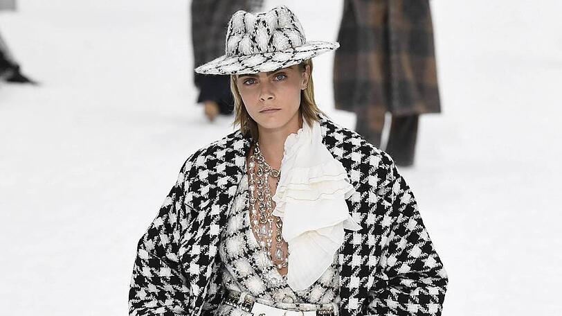 Cara Delevingne im angesagten Hahnentritt-Muster