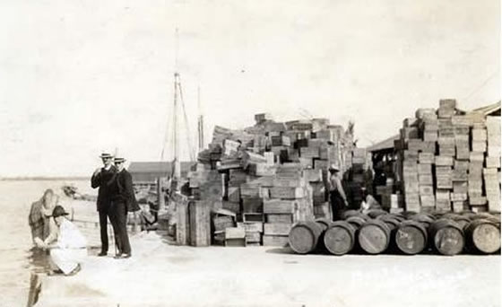 Das Westend auf den Bahamas. Heute ein Fischerparadies, in den 1920ern - während der Prohibition in den USA - eines für Alkoholschmuggler. Aus dieser Zeit stammt das Foto.