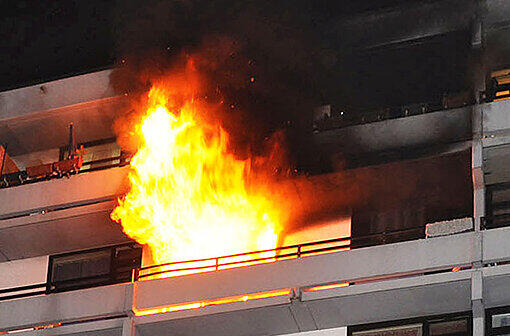 Beim Eintreffen der Feuerwehr steht die Wohnung in Flammen.