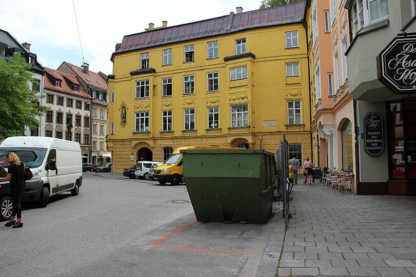 Die hübsche, gelbe Fassade in der Hackenstraße 7