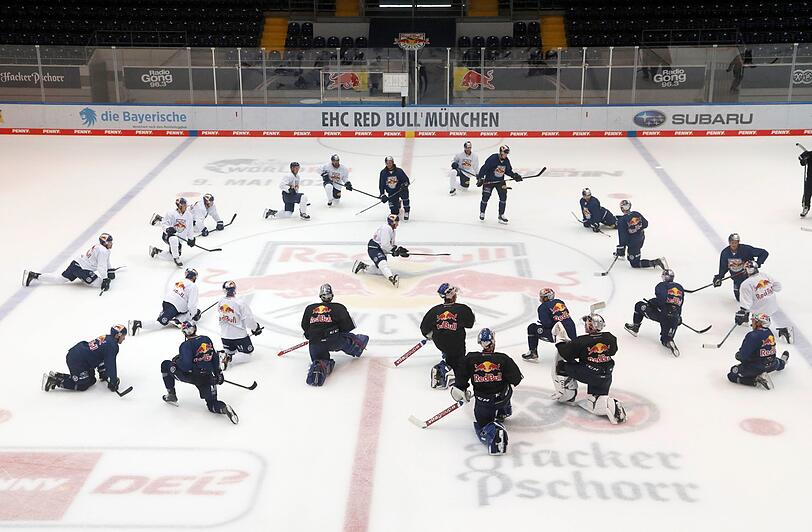 Eis-Trainingsauftakt beim EHC: Das Training leitet Co-Trainer Steve Walker, NHL-Star Dominik Kahun (r.) ist auch dabei.