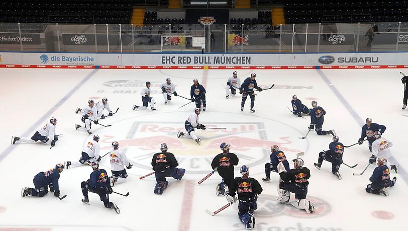 Eis-Trainingsauftakt beim EHC: Das Training leitet Co-Trainer Steve Walker, NHL-Star Dominik Kahun (r.) ist auch dabei. Eis-Trainingsauftakt beim EHC: Das Training leitet Co-Trainer Steve Walker, NHL-Star Dominik Kahun (r.) ist auch dabei.