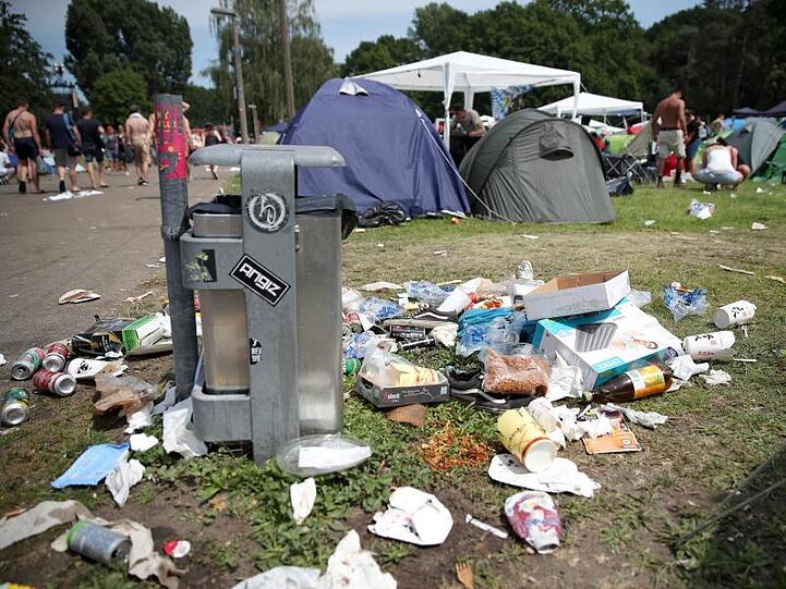 Müll liegt auf dem Boden auf dem Gelände des Open-Air-Festivals "Rock im Park".