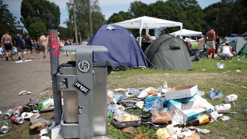 Müll liegt auf dem Boden auf dem Gelände des Open-Air-Festivals "Rock im Park". Müll liegt auf dem Boden auf dem Gelände des Open-Air-Festivals "Rock im Park".