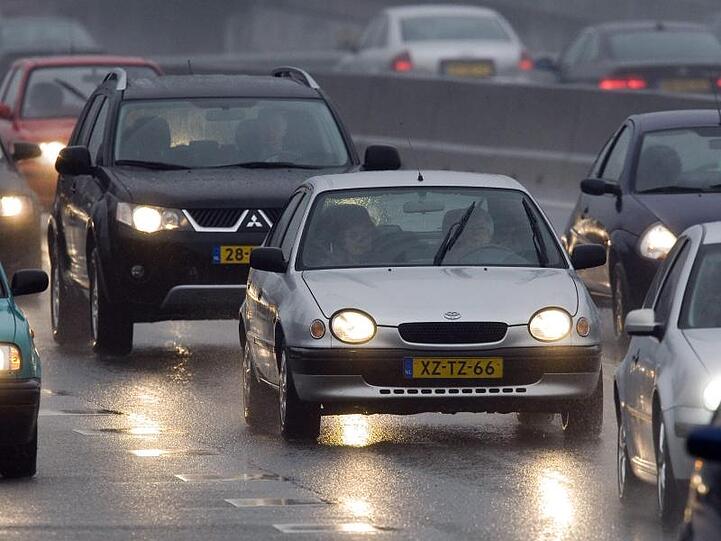Autobahn bei Rotterdam: Als erstes Land in Europa führen die Niederlande Tempo 100 als Höchstgeschwindigkeit auf allen Autobahnen ein.