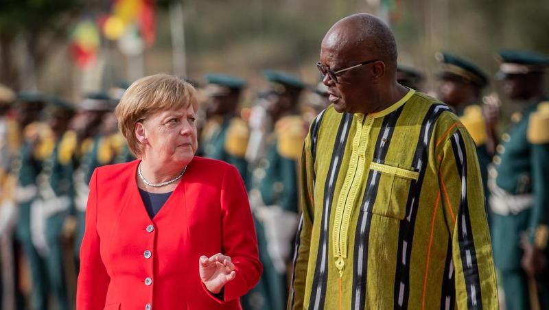 Bundeskanzlerin Angela Merkel wird mit militärischen Ehren von Burkina Fasos Staatschef Roch Marc Kaboré am Präsidentenpalast begrüßt.