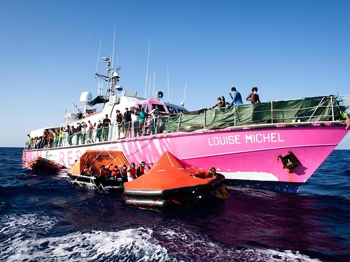 Das vom Street Art Künstler Banksy bemalte Rettungssschiff "Louise Michel" transferiert im Mittelmeer mehr als 150 gerettete Menschen zum Rettungsschiff "Sea Watch 4".