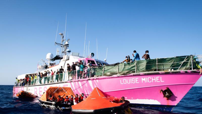 Das vom Street Art Künstler Banksy bemalte Rettungssschiff "Louise Michel" transferiert im Mittelmeer mehr als 150 gerettete Menschen zum Rettungsschiff "Sea Watch 4". Das vom Street Art Künstler Banksy bemalte Rettungssschiff "Louise Michel" transferiert im Mittelmeer mehr als 150 gerettete Menschen zum Rettungsschiff "Sea Watch 4".