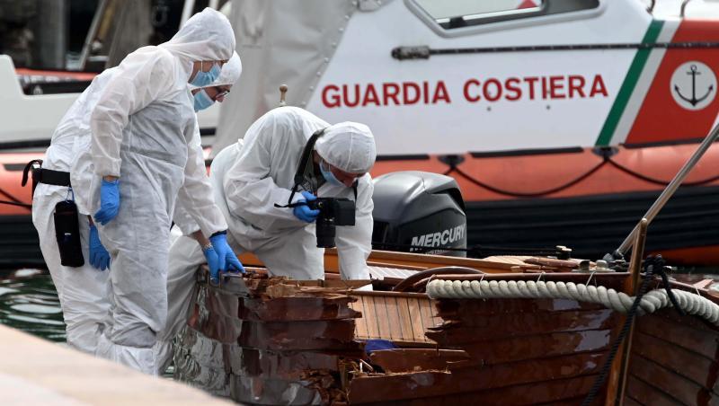 Italienische Forensiker begutachten den Schaden an einem Boot. (Archivbild)