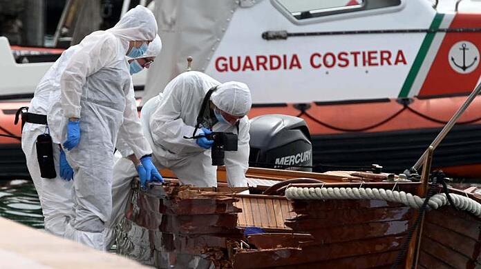 Italienische Forensiker begutachten den Schaden an einem Boot. (Archivbild)