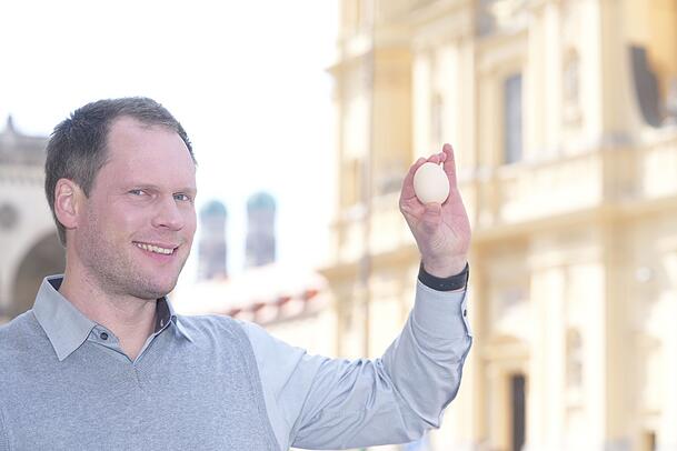 Malte Rubach am Odeonsplatz. Der Ernährungswissenschaftler und Buchautor räumt mit Mythen auf und hat seine Doktorarbeit über Kaffee und den Einfluss auf die Magensäuresekretion geschrieben. Malte Rubach am Odeonsplatz. Der Ernährungswissenschaftler und Buchautor räumt mit Mythen auf und hat seine Doktorarbeit über Kaffee und den Einfluss auf die Magensäuresekretion geschrieben.