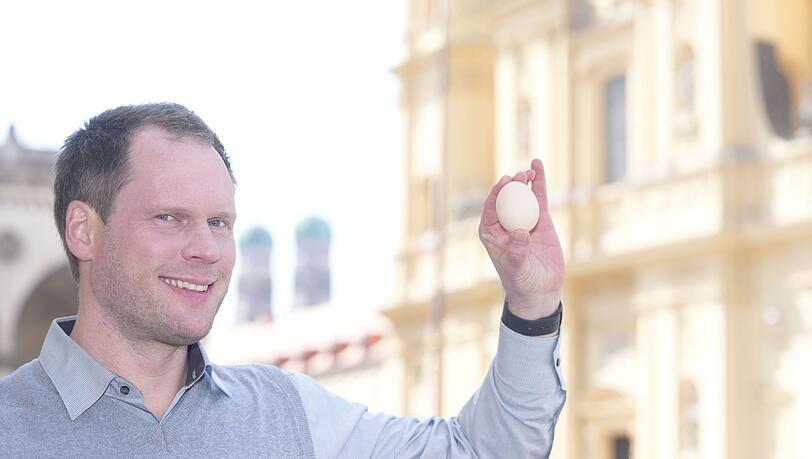 Malte Rubach am Odeonsplatz. Der Ernährungswissenschaftler und Buchautor räumt mit Mythen auf und hat seine Doktorarbeit über Kaffee und den Einfluss auf die Magensäuresekretion geschrieben. Malte Rubach am Odeonsplatz. Der Ernährungswissenschaftler und Buchautor räumt mit Mythen auf und hat seine Doktorarbeit über Kaffee und den Einfluss auf die Magensäuresekretion geschrieben.