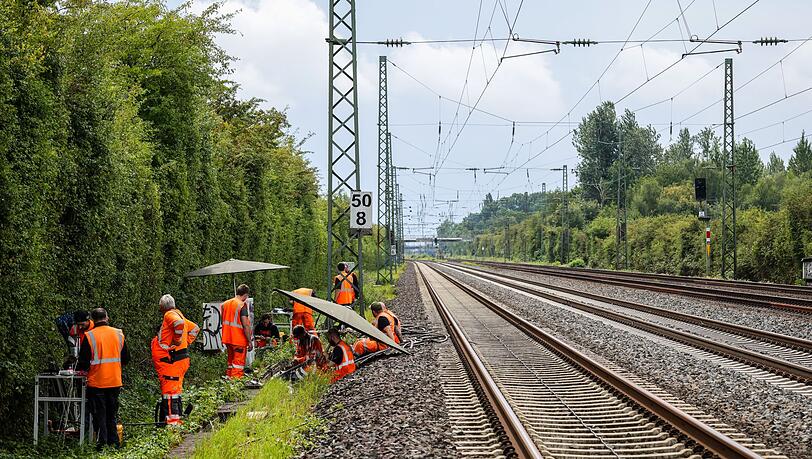 Nach einem Anschlag werden Kabel repariert. (Archivbild)