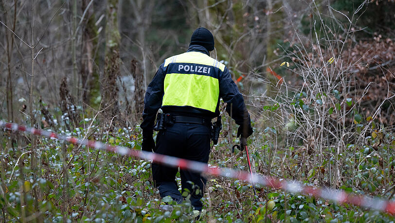 Ein Polizist nimmt an der Durchsuchung von einem Waldstück im Forstenrieder Park teil. Ein Spaziergänger hatte am Tag zuvor im Forstenrieder Park eine Frauenleiche gefunden. Nach erster Einschätzung ist eine Gewalttat nicht auszuschließen.