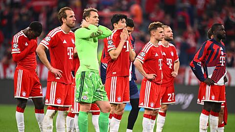 Entt&auml;uschte Bayern-Profis nach dem verpassten Finale.